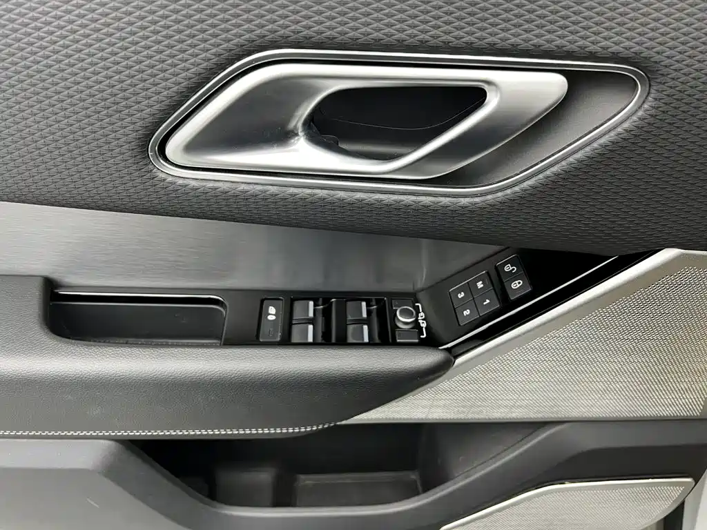 Land Rover Velar — миниатюра 17