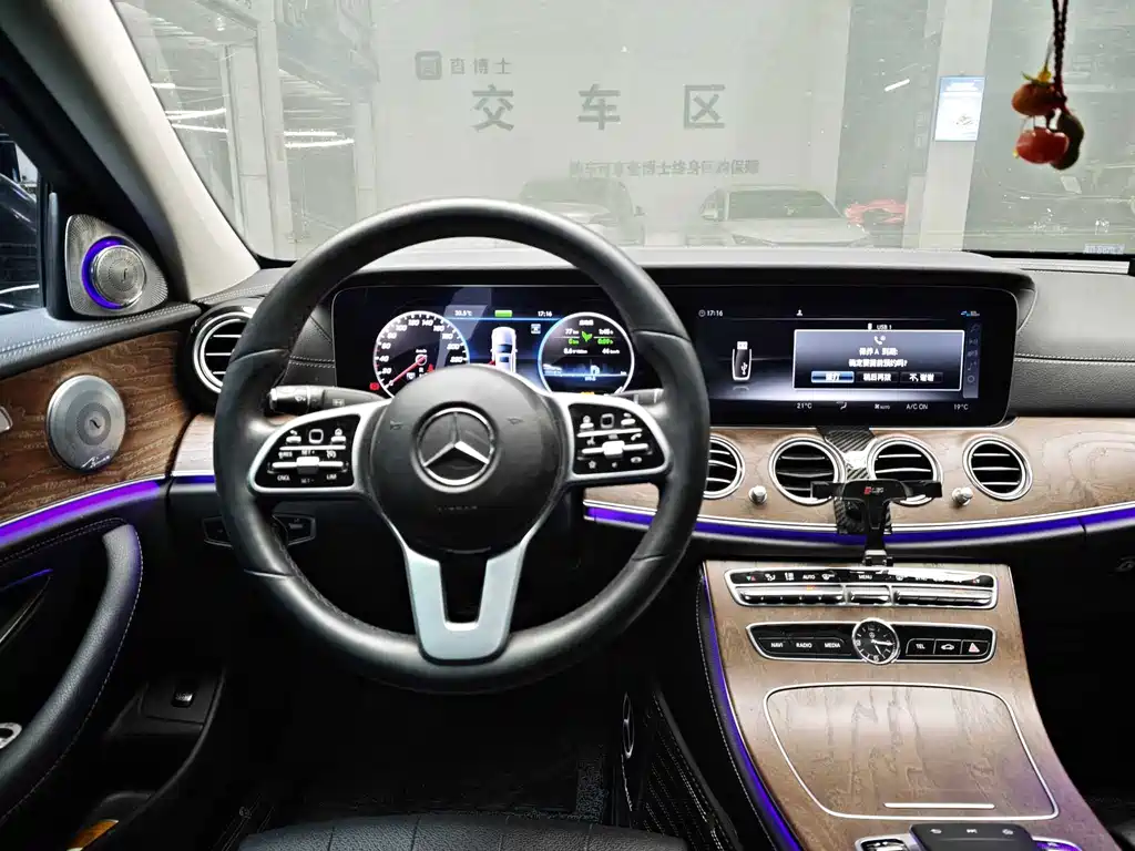 Mercedes-Benz E-Class — миниатюра 7