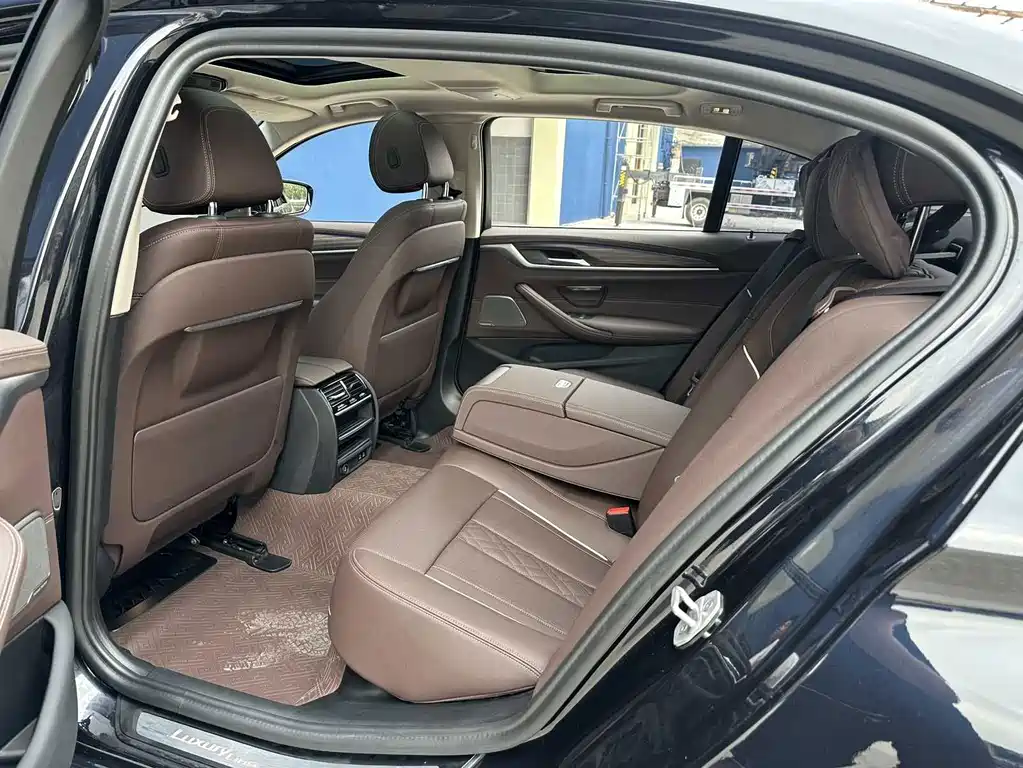 BMW 5 Series — миниатюра 6