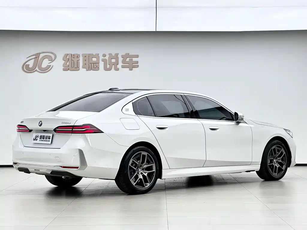 BMW 5 Series — миниатюра 9