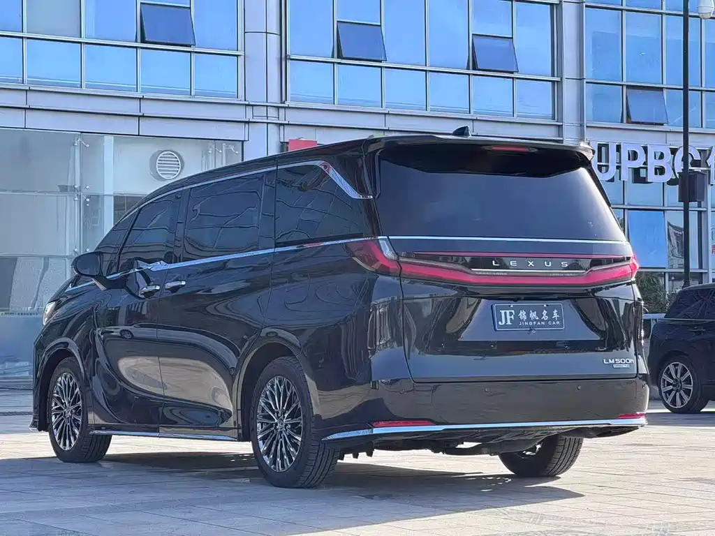 LEXUS LM