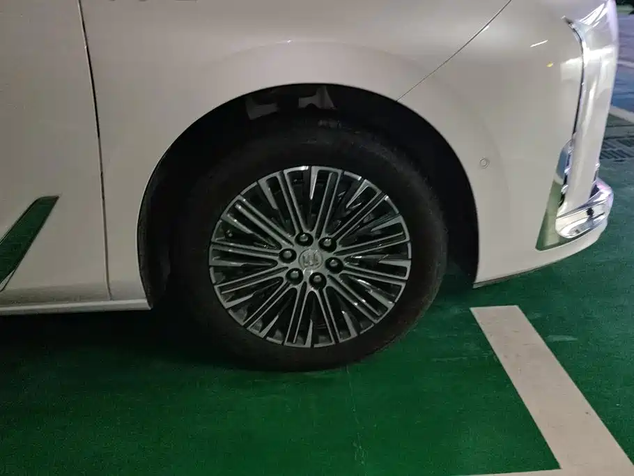 Buick GL8 Hybrid — миниатюра 6
