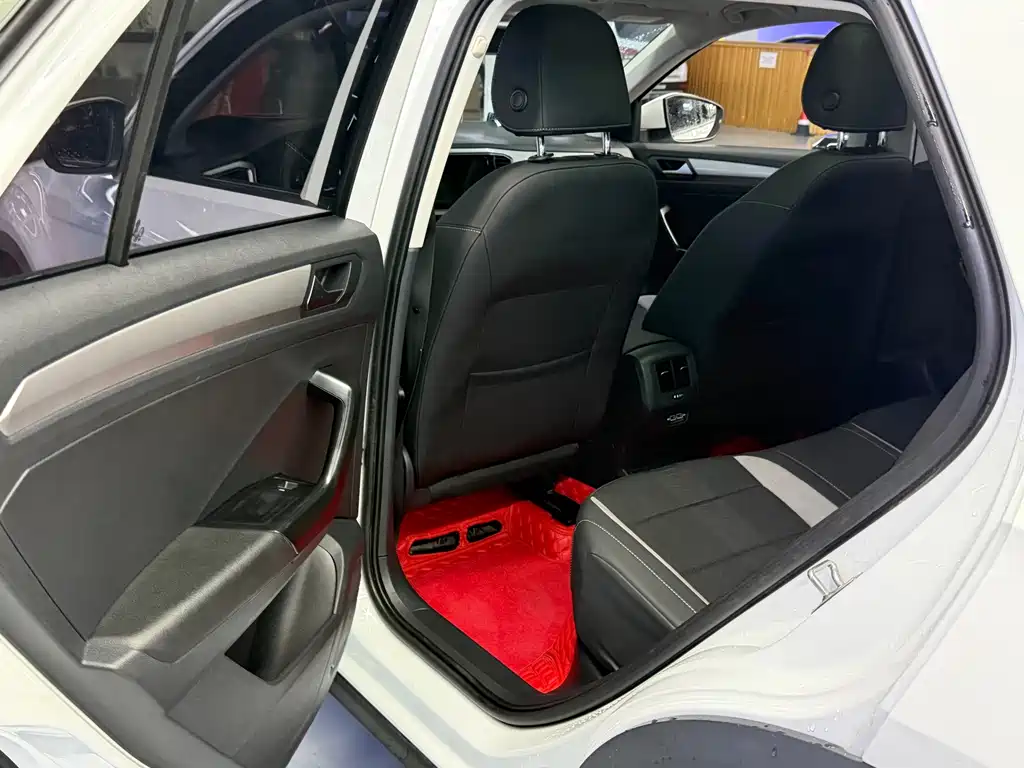 Volkswagen T-Roc — миниатюра 12