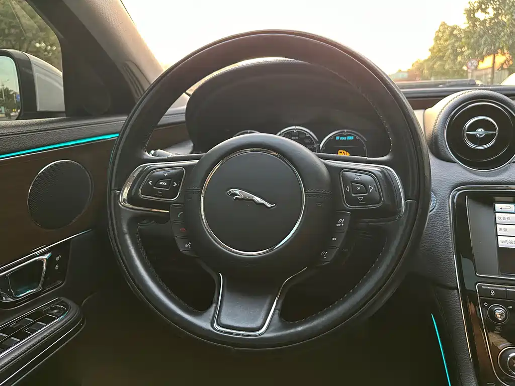 Jaguar XJ — миниатюра 14