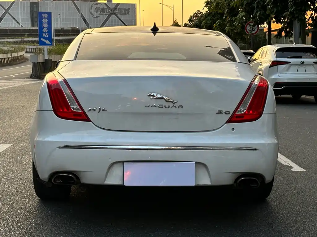 Jaguar XJ — миниатюра 18