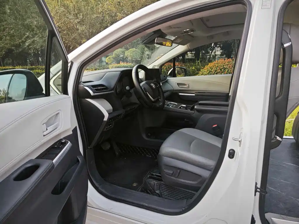 Toyota Granvia — миниатюра 2