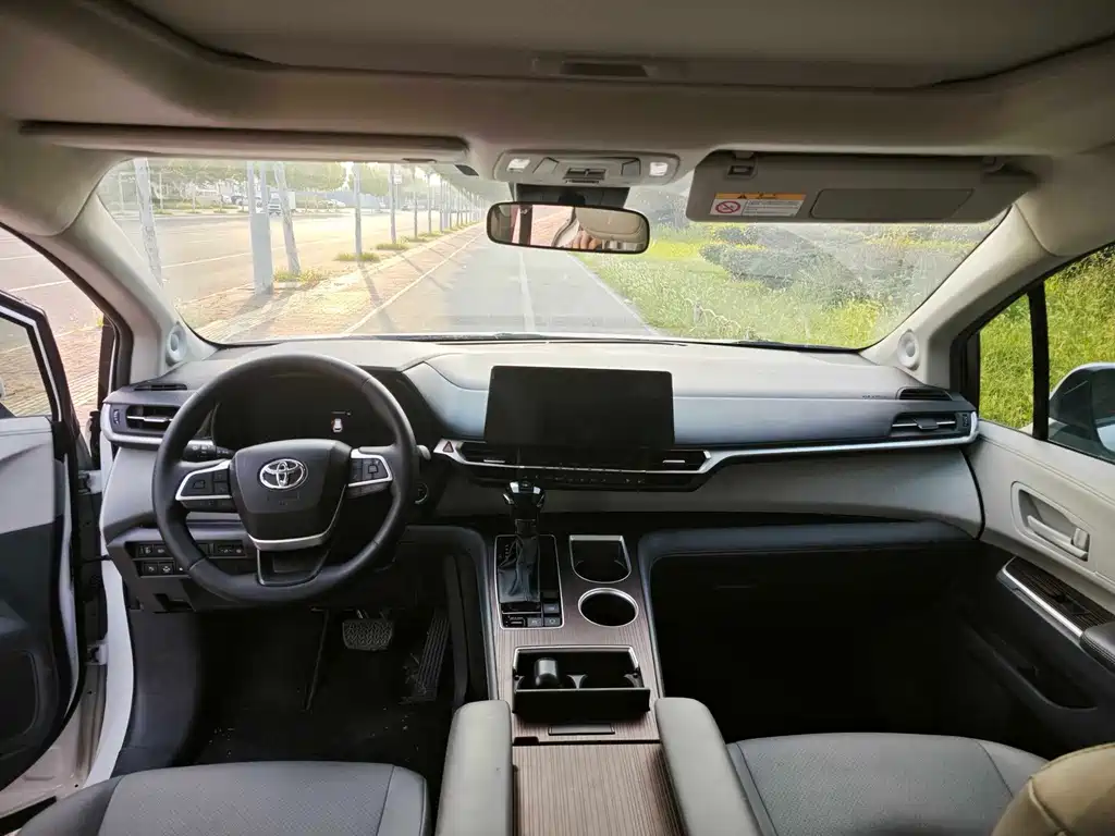 Toyota Granvia — миниатюра 4
