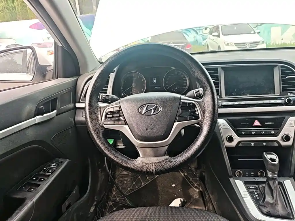 Hyundai Elantra — миниатюра 11