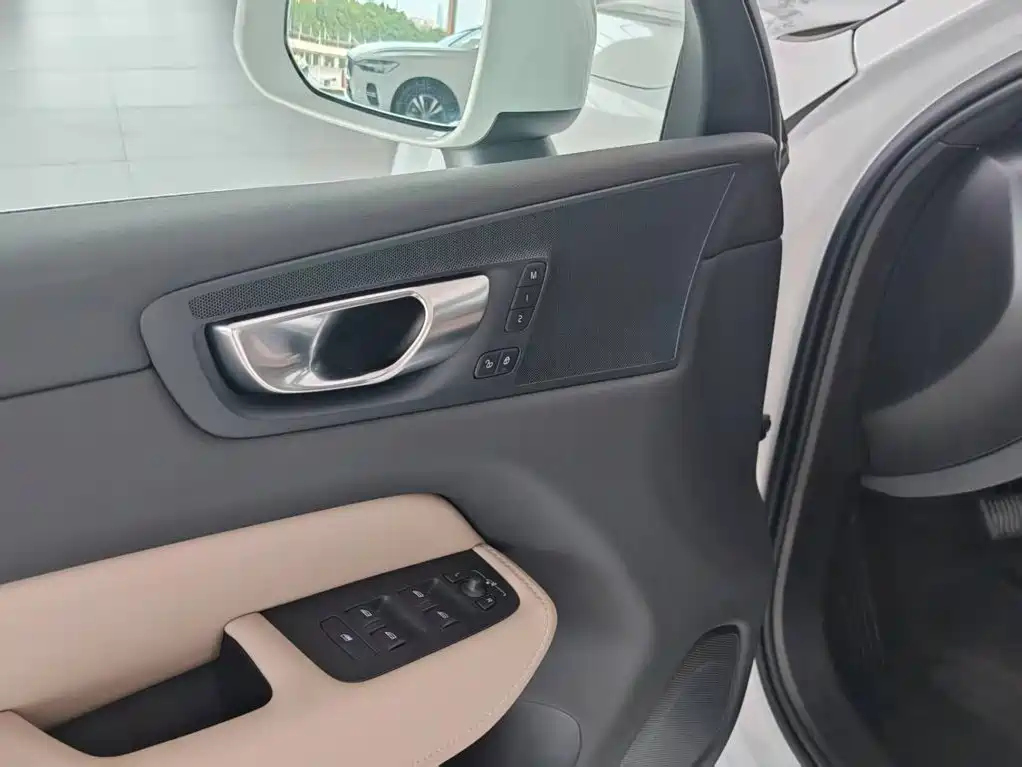 Volvo XC60 PHEV — миниатюра 10