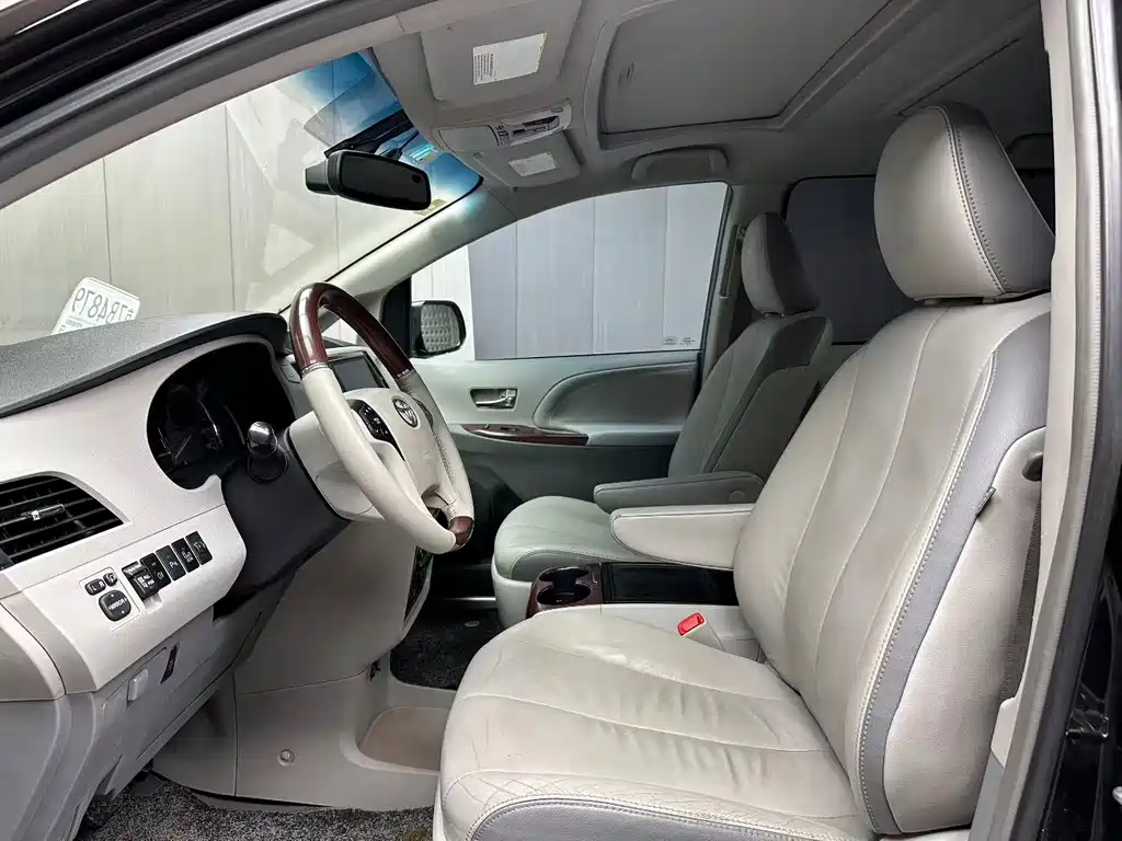 Toyota Sienna 2013 3.5L AT