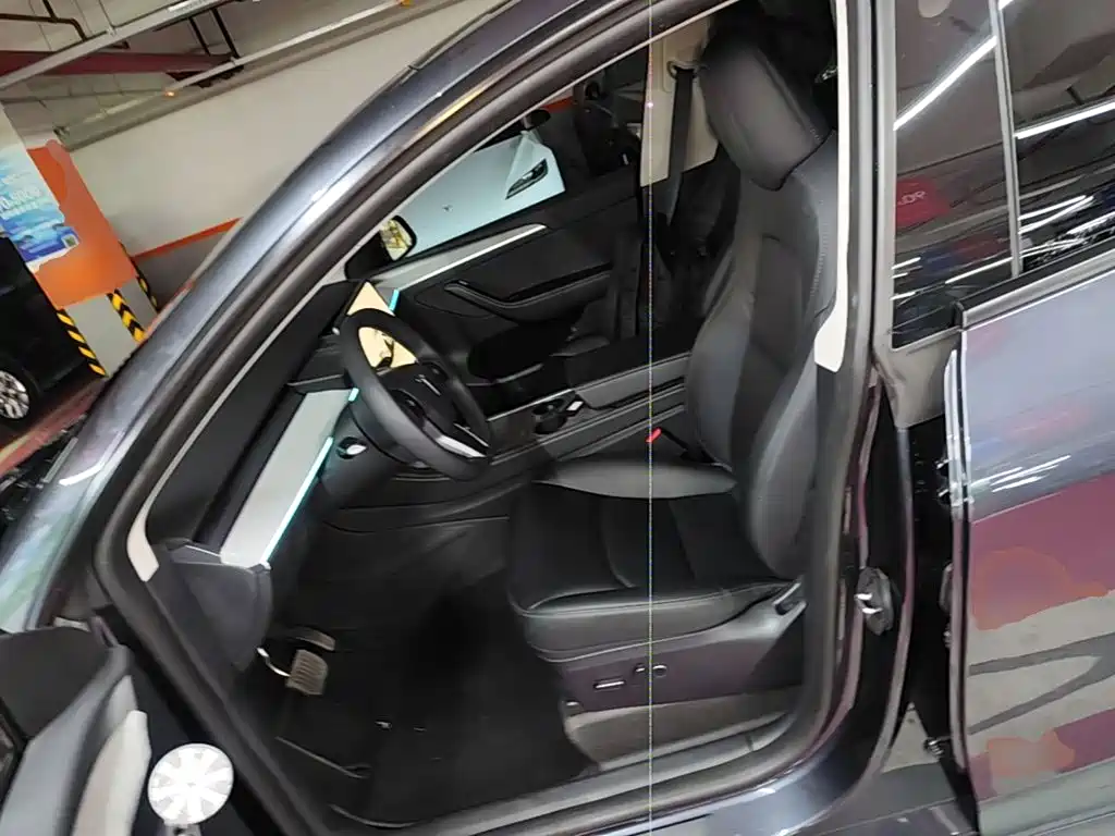 Tesla Model Y — миниатюра 15