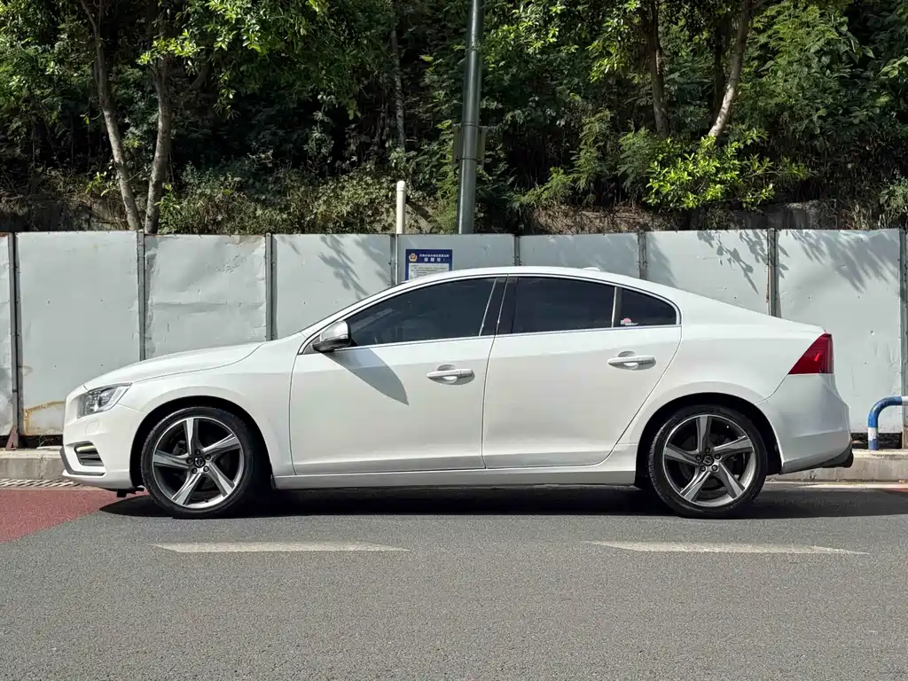 Volvo S60 (Import) — миниатюра 7