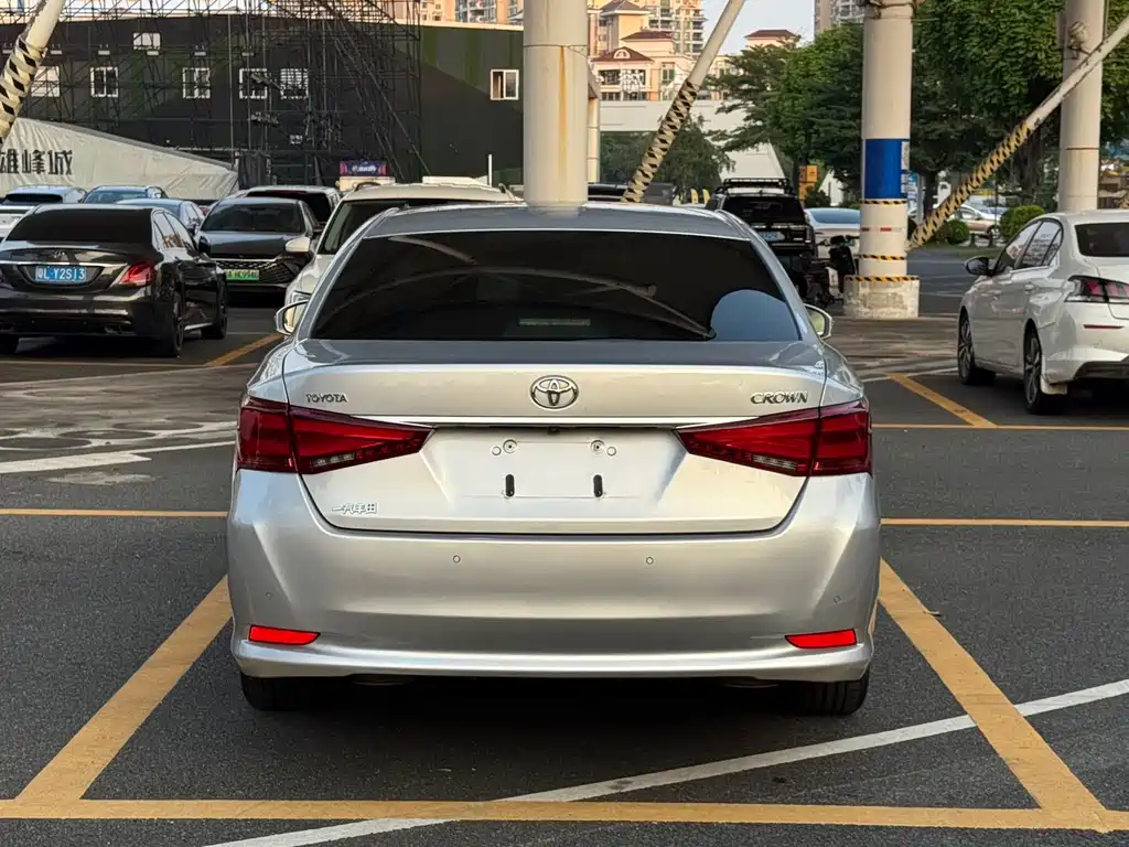 Toyota Crown — миниатюра 7