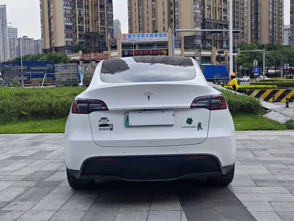 Tesla Model Y — миниатюра 8