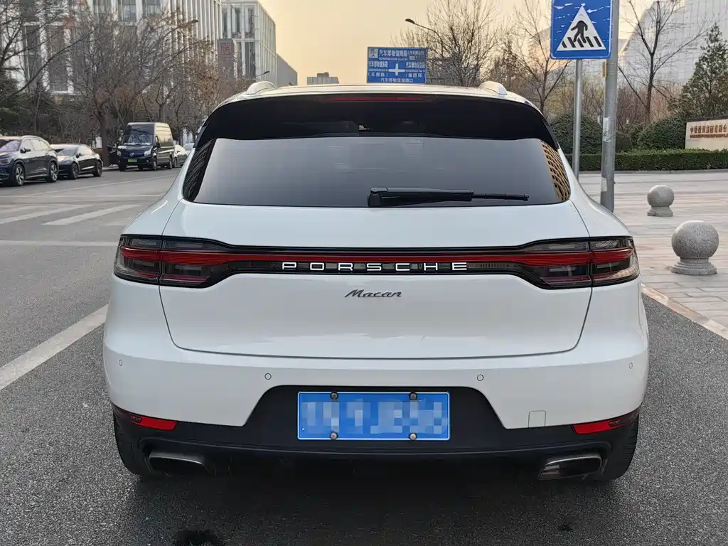 PORSCHE MACAN