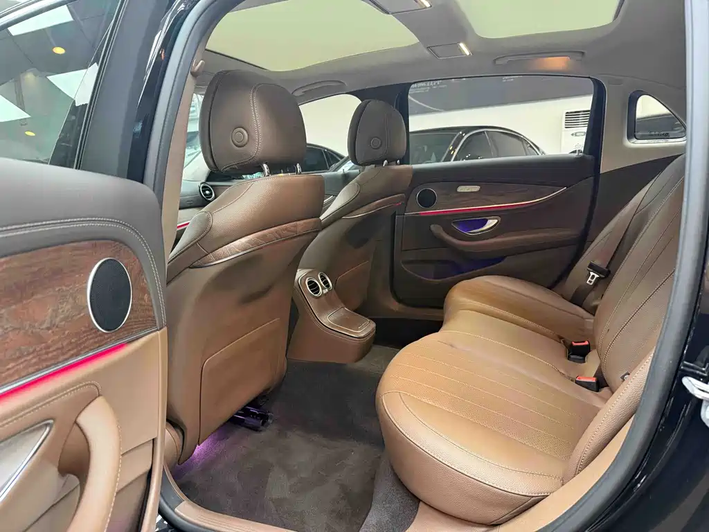 Mercedes-Benz E-Class — миниатюра 11