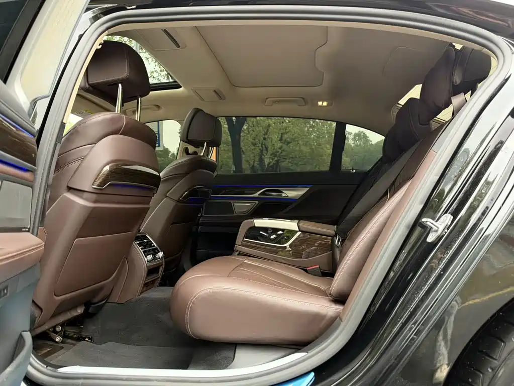 BMW 7 Series — миниатюра 11