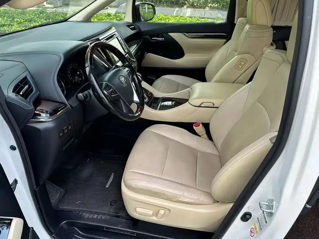 Toyota Alphard — миниатюра 5
