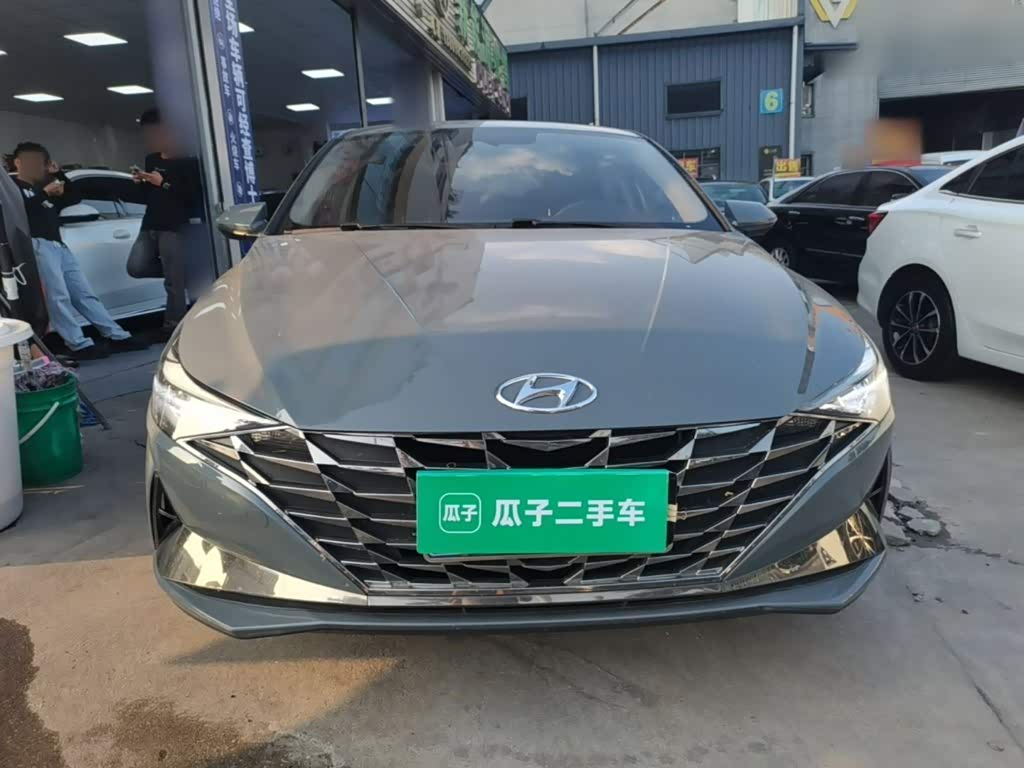 Hyundai Elantra 1.5 л 2022 г. Серебристо-серый, пробег 45400 км