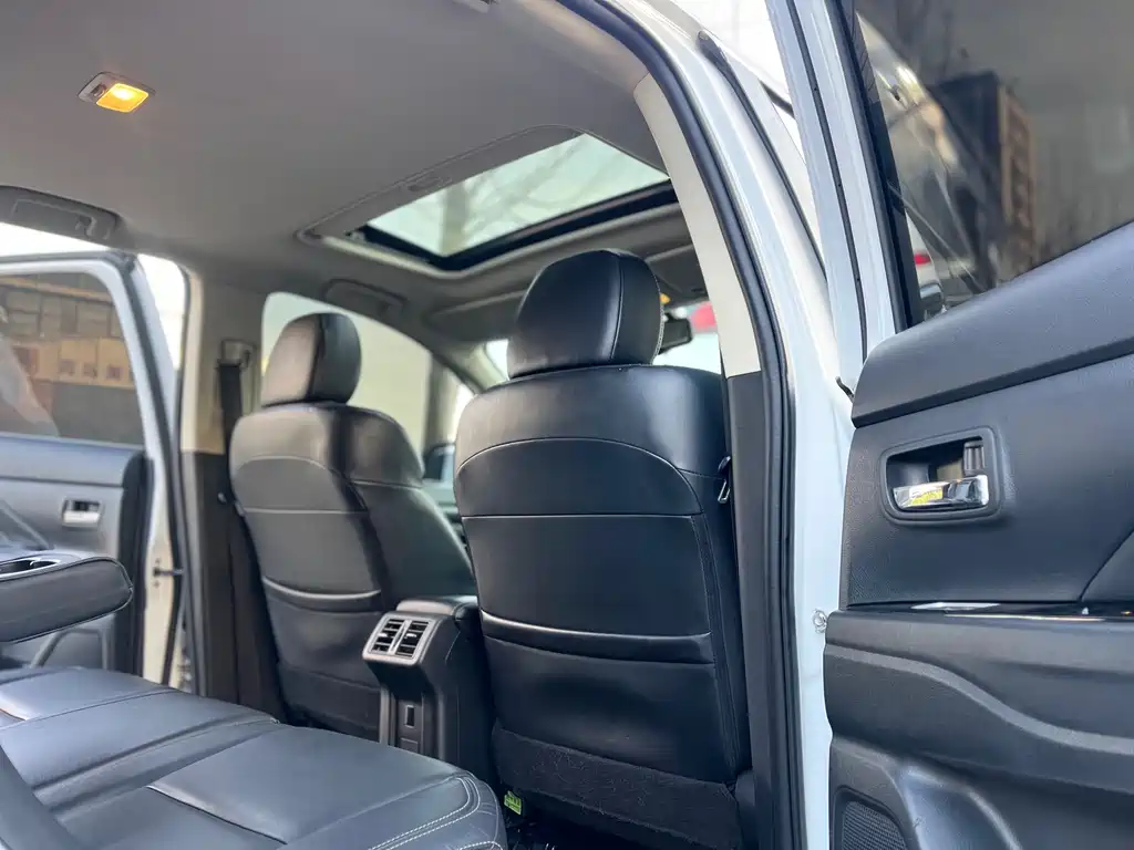 MITSUBISHI OUTLANDER