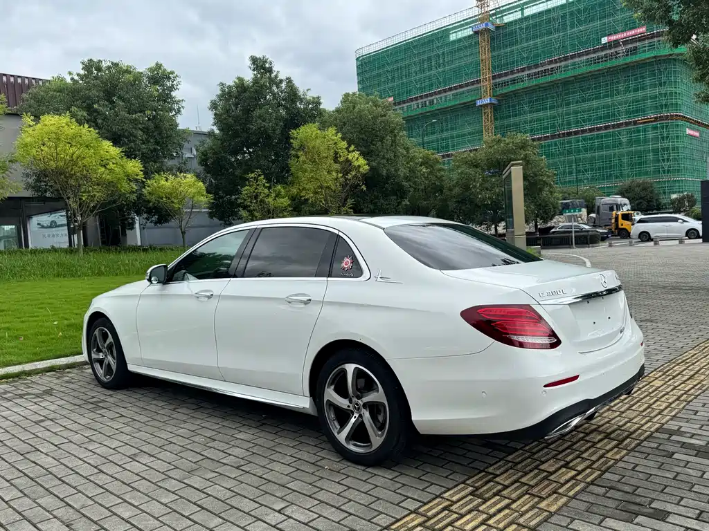 Mercedes-Benz E-Class — миниатюра 13
