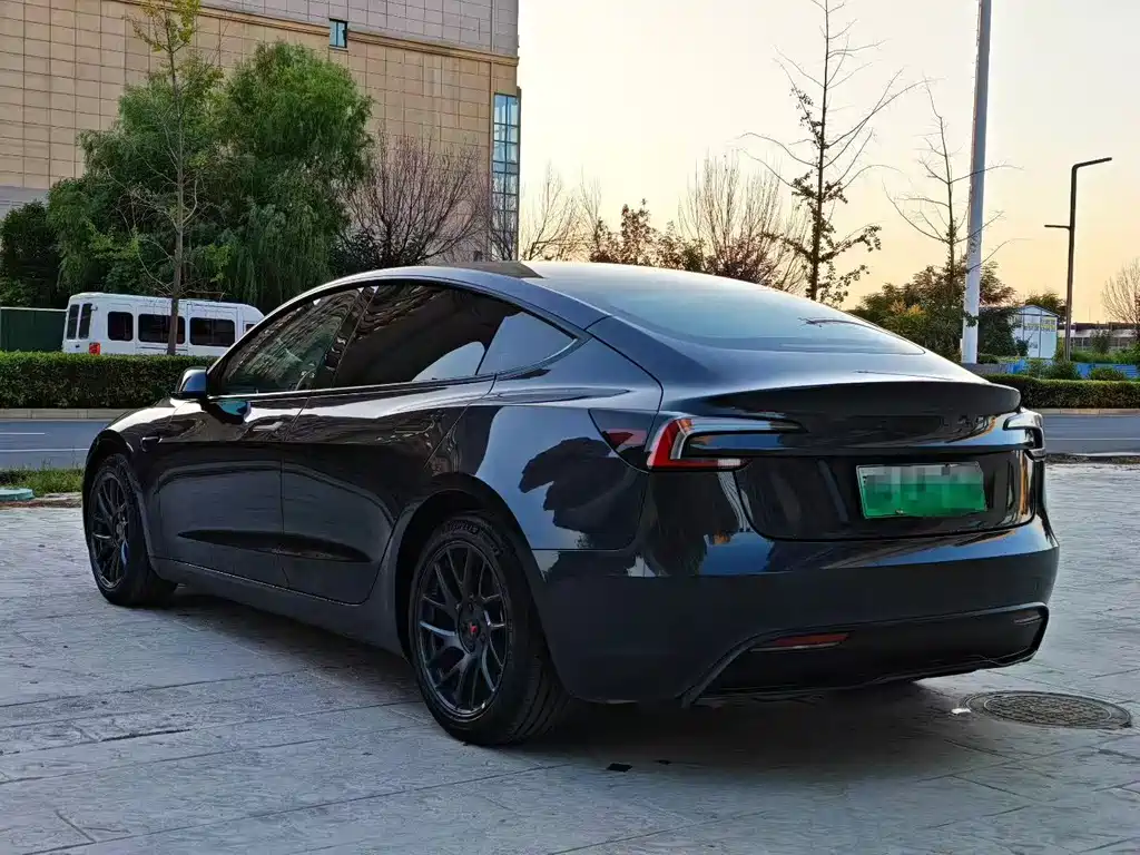 Tesla Model 3 — миниатюра 9