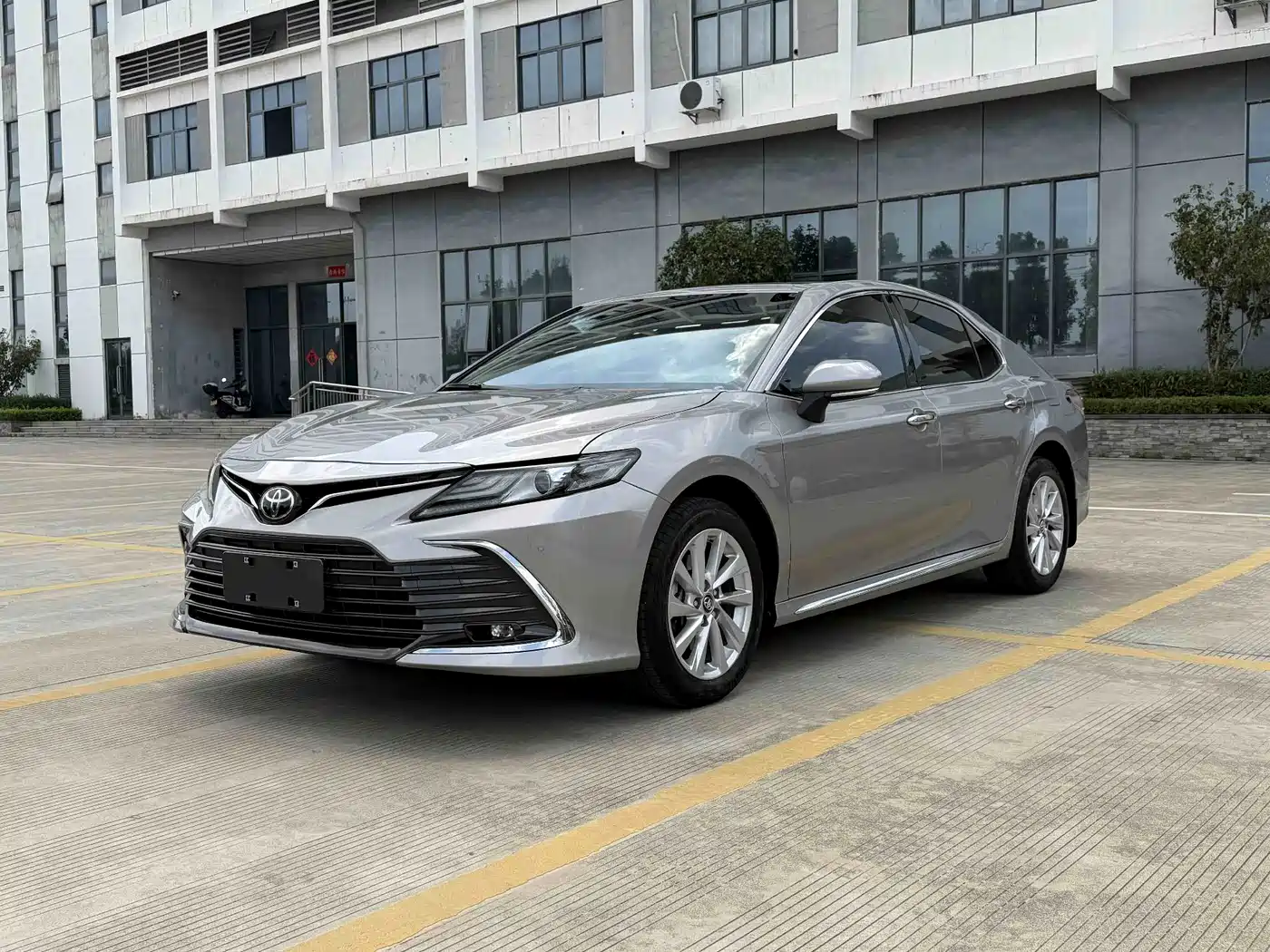 Toyota Camry 2024 Silver/gray из Китая, фото 2