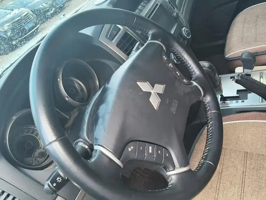 Mitsubishi Pajero (Import) — миниатюра 15