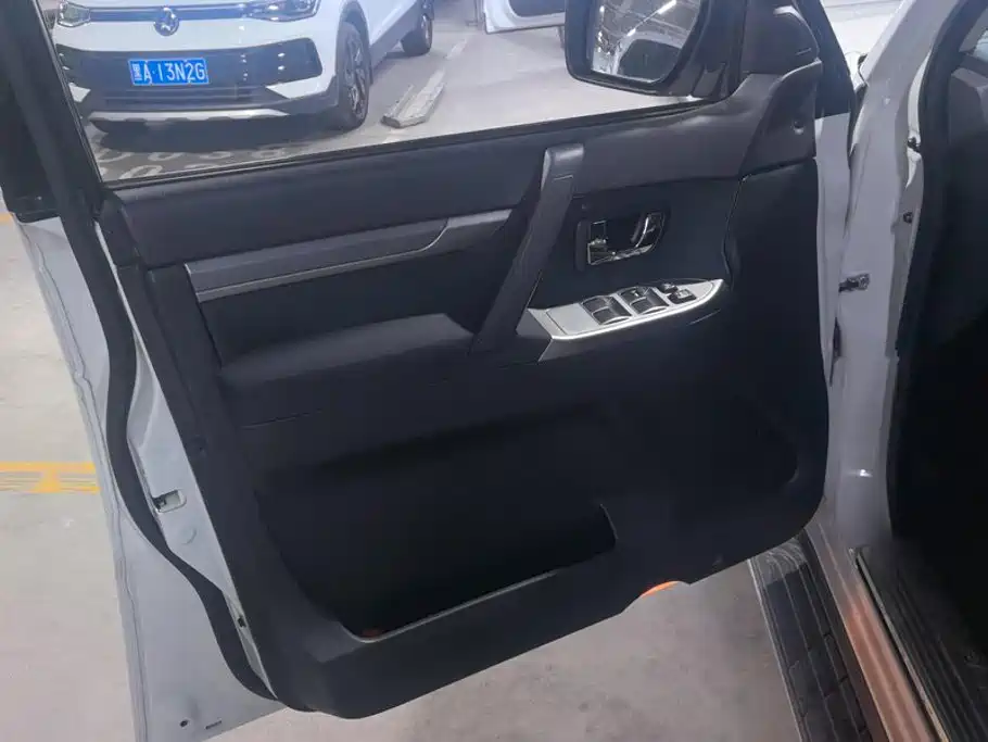 Mitsubishi Pajero (Import) — миниатюра 7