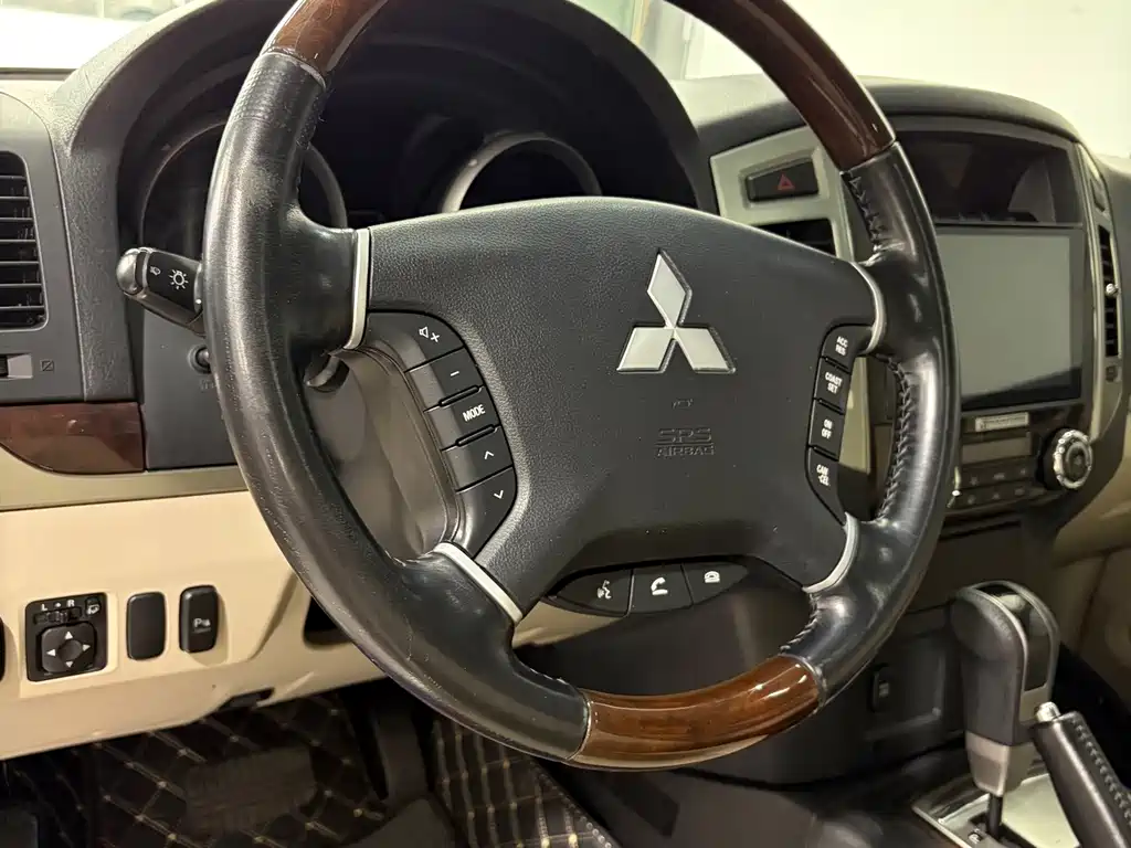 Mitsubishi Pajero (Import) — миниатюра 9