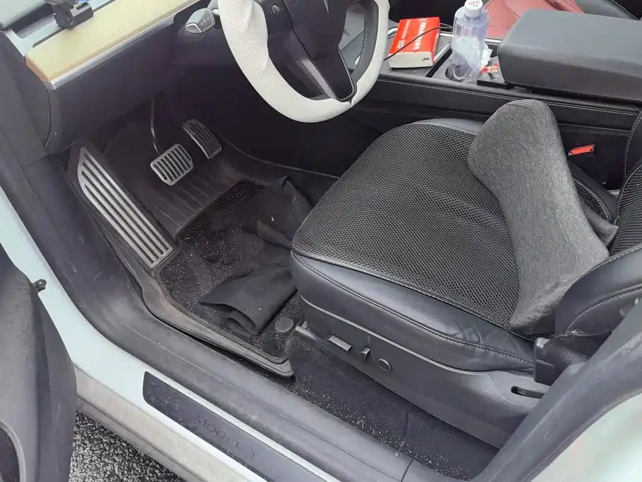 Tesla Model Y — миниатюра 9