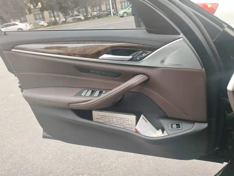 BMW 5 Series — миниатюра 7