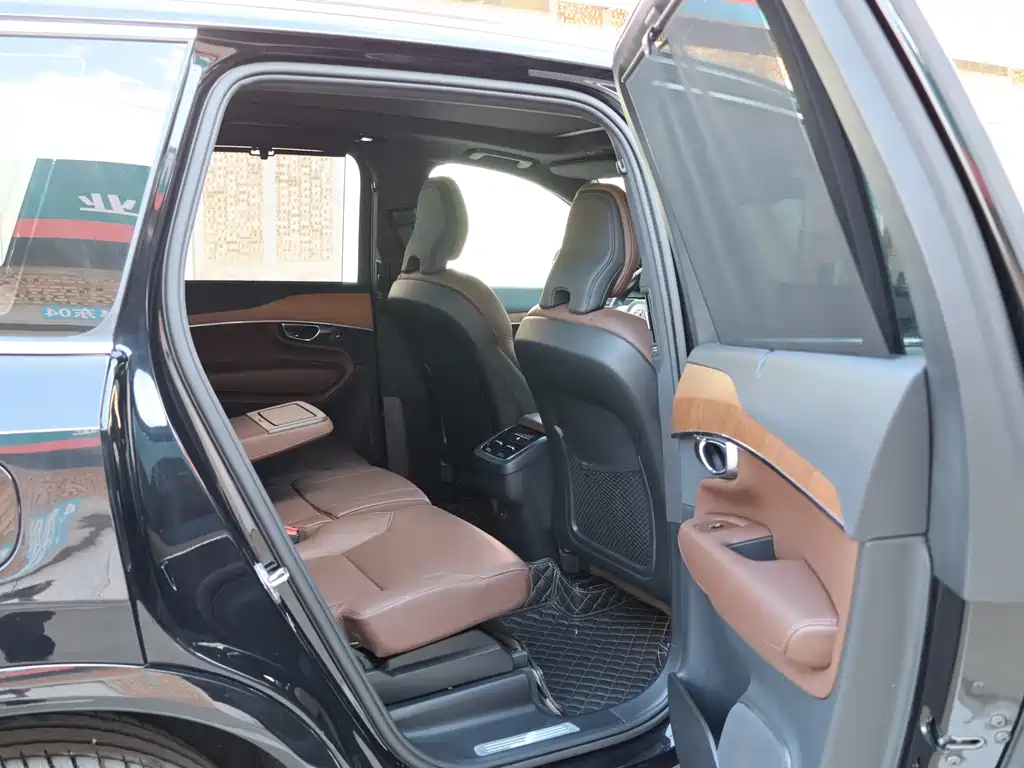 Volvo XC90 2025 B6 Luxury 7 мест