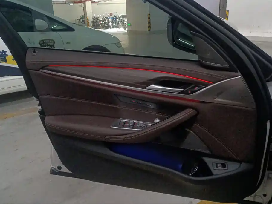 BMW 5 Series — миниатюра 7