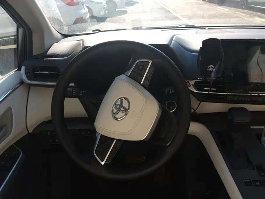 Toyota Sienna — миниатюра 15