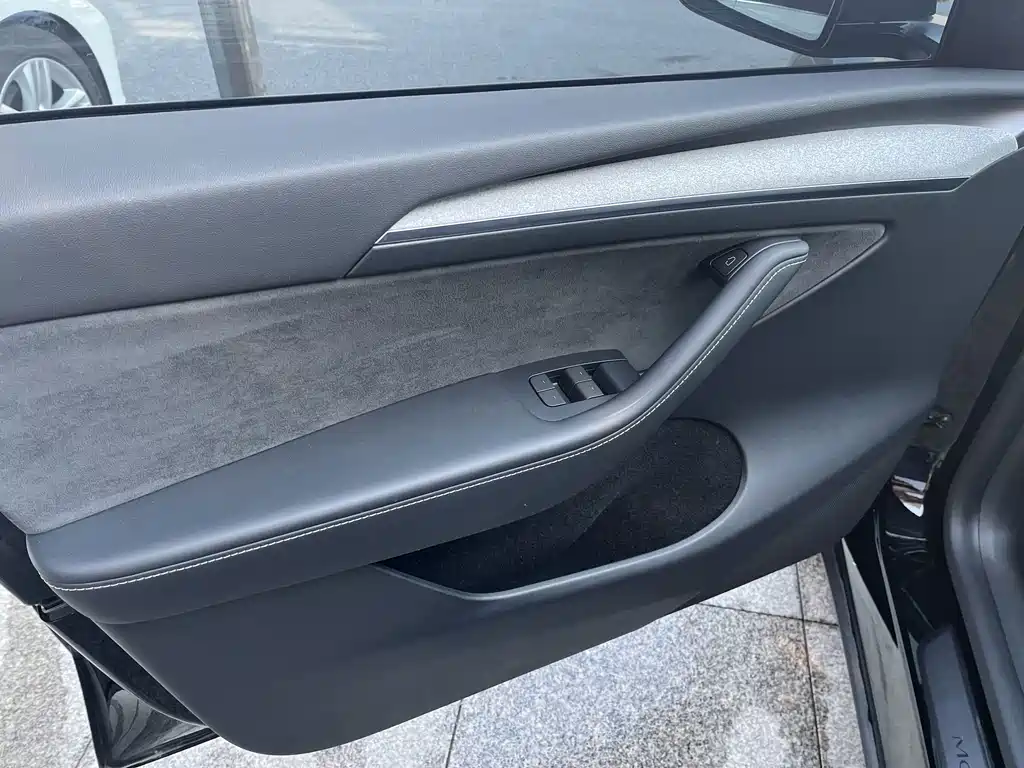 Tesla Model Y — миниатюра 4