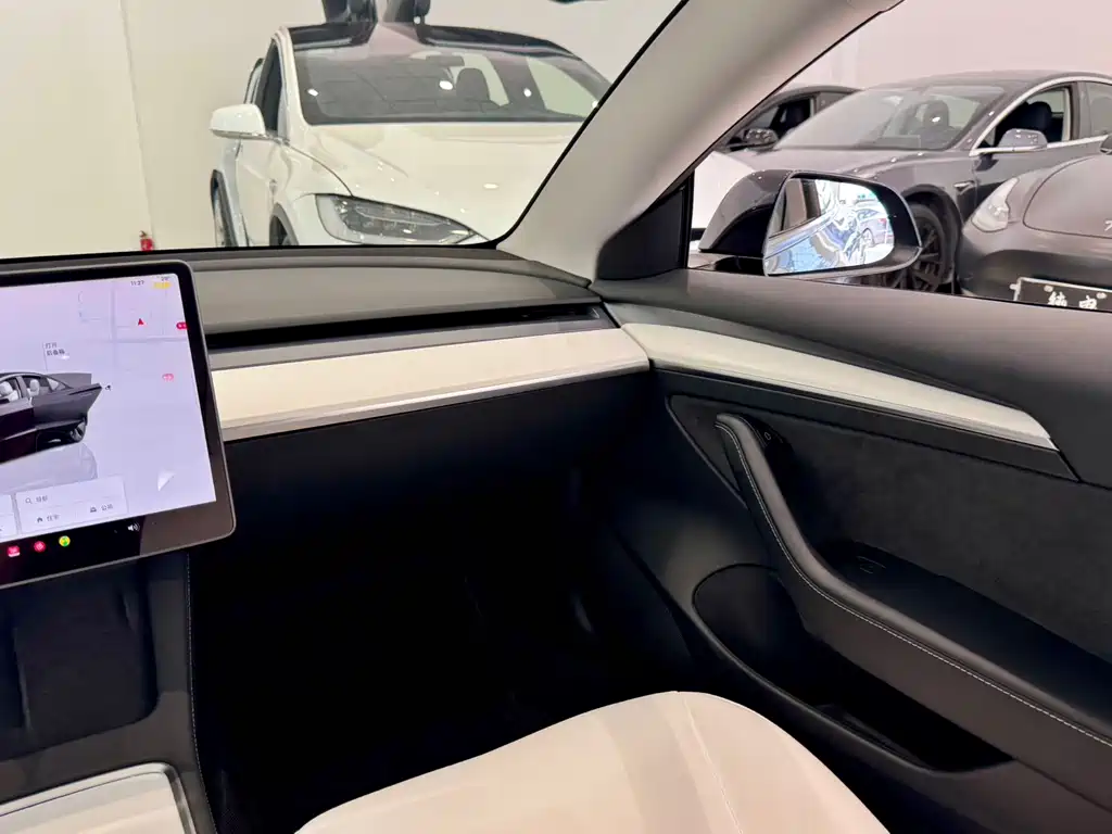 Tesla Model 3 — миниатюра 12