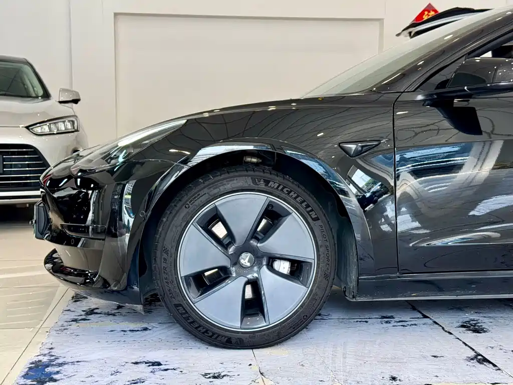 Tesla Model 3 — миниатюра 10