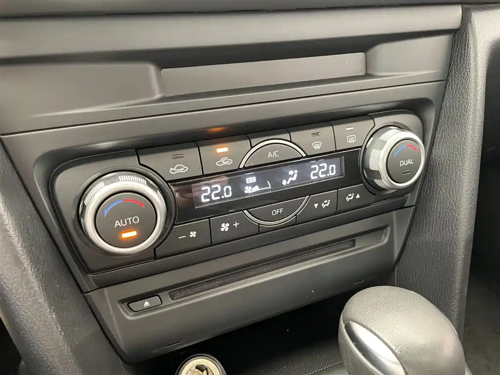 Mazda Mazda3 3 2017 2.0L AT Luxury V