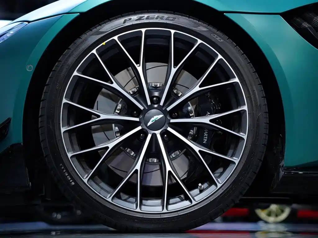 Aston Martin V8 Vantage — миниатюра 19
