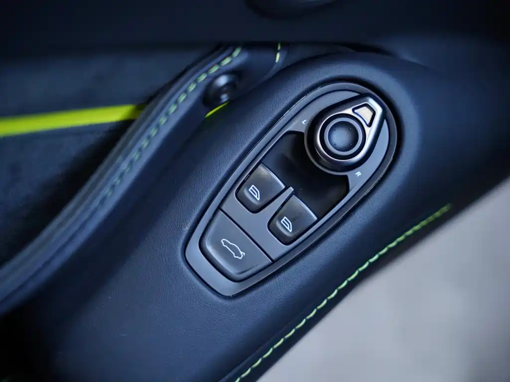 Aston Martin V8 Vantage — миниатюра 32