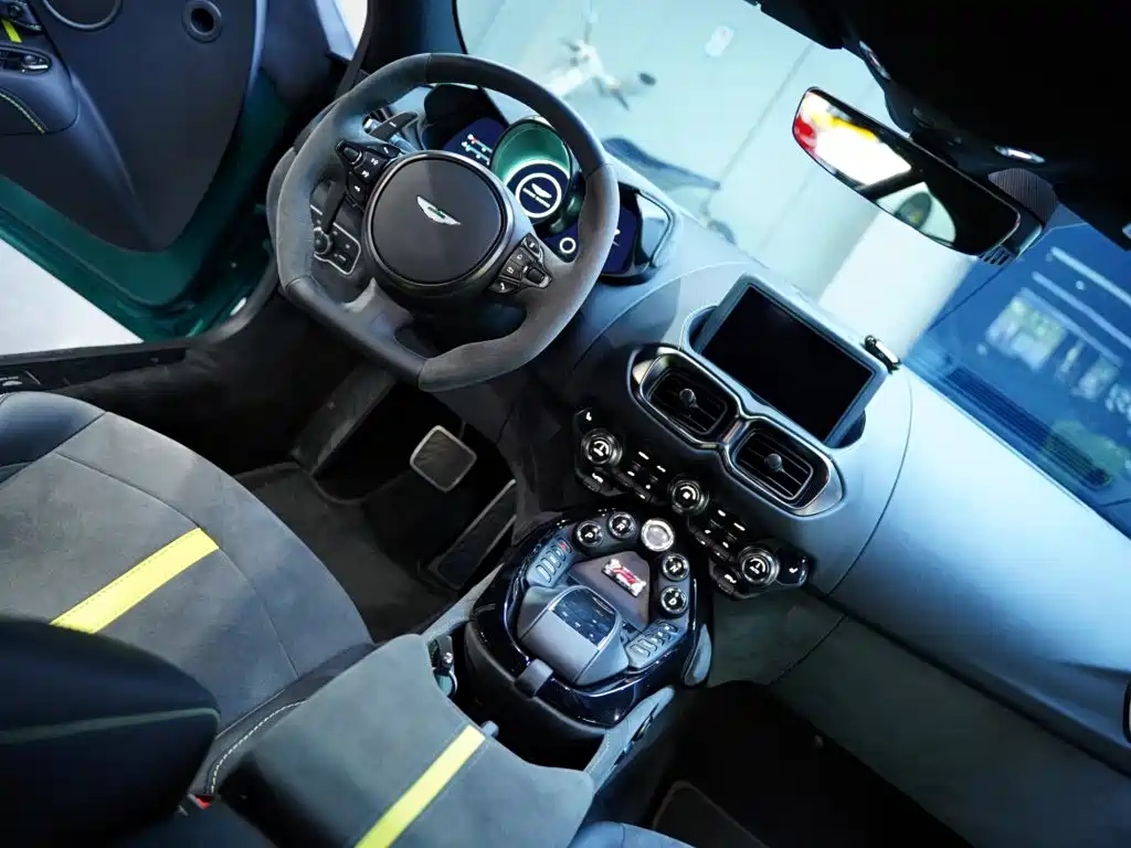 Aston Martin V8 Vantage — миниатюра 49