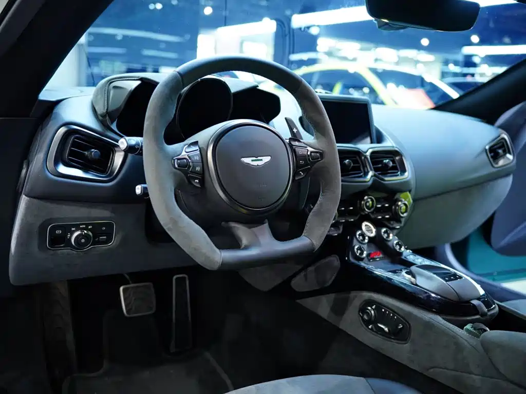Aston Martin V8 Vantage — миниатюра 39