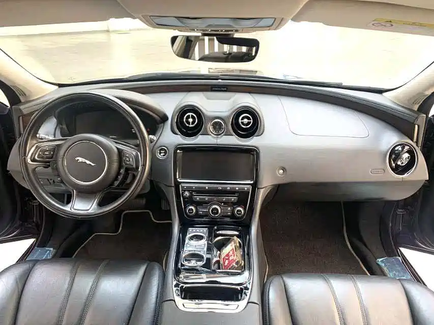 Jaguar XJ — миниатюра 11