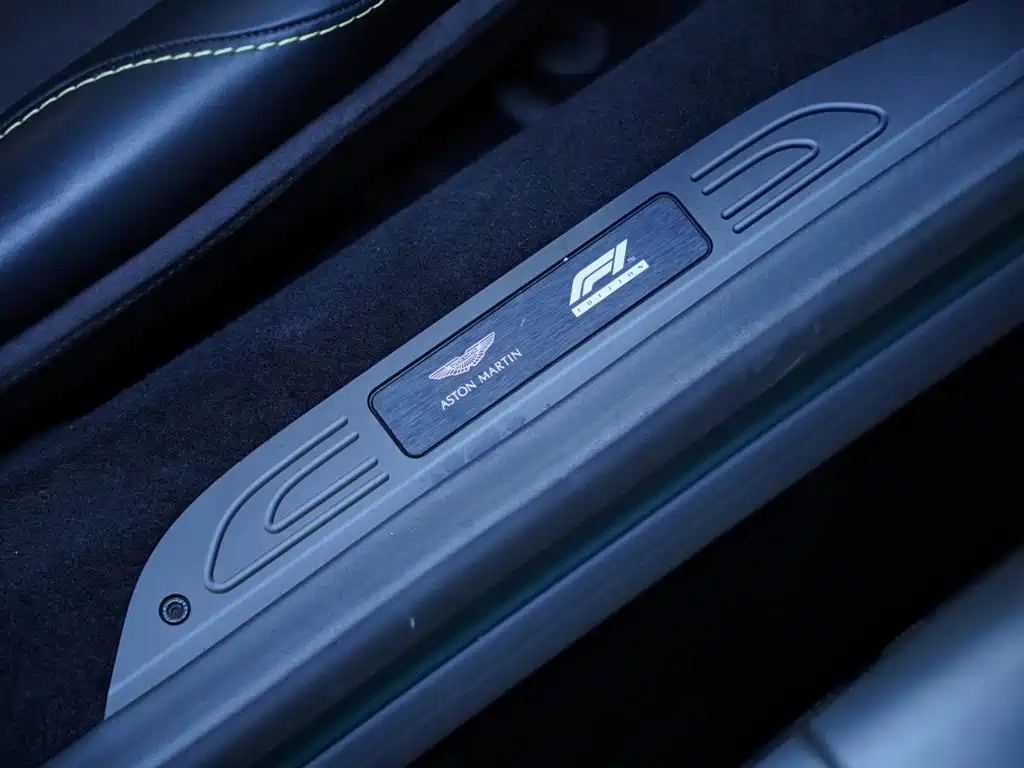 Aston Martin V8 Vantage — миниатюра 31