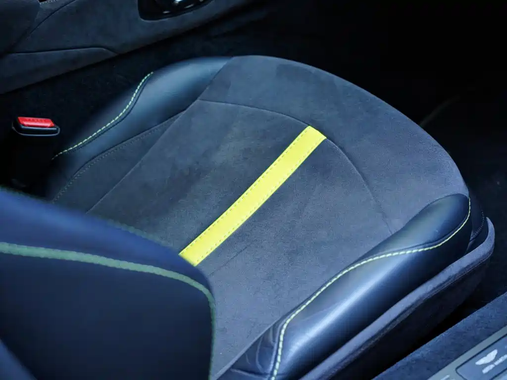 Aston Martin V8 Vantage — миниатюра 25
