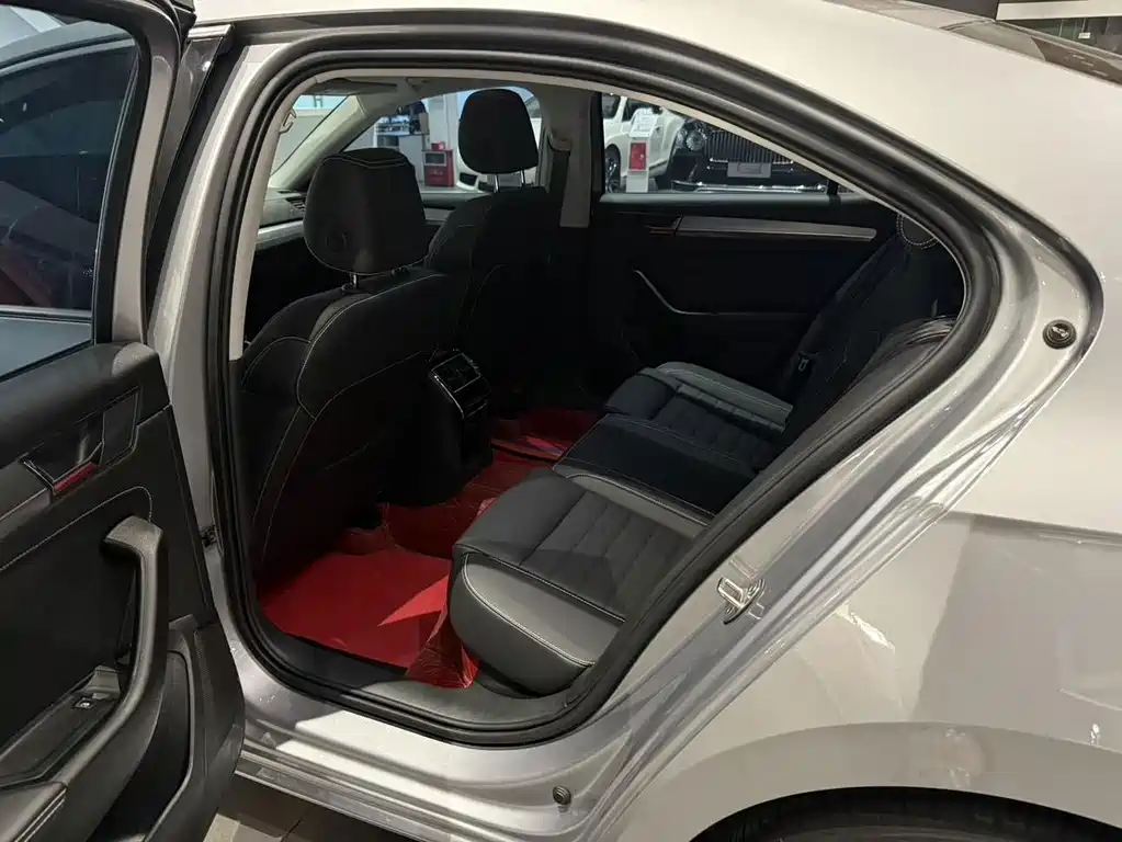 Skoda Superb — миниатюра 8
