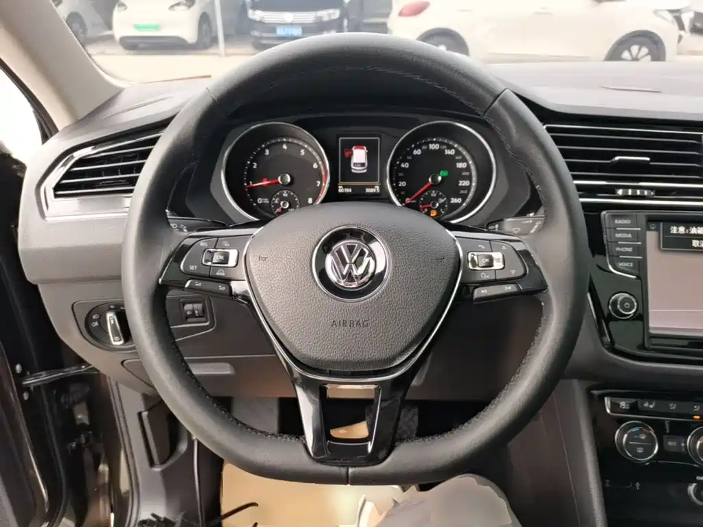Volkswagen Tiguan L — миниатюра 11