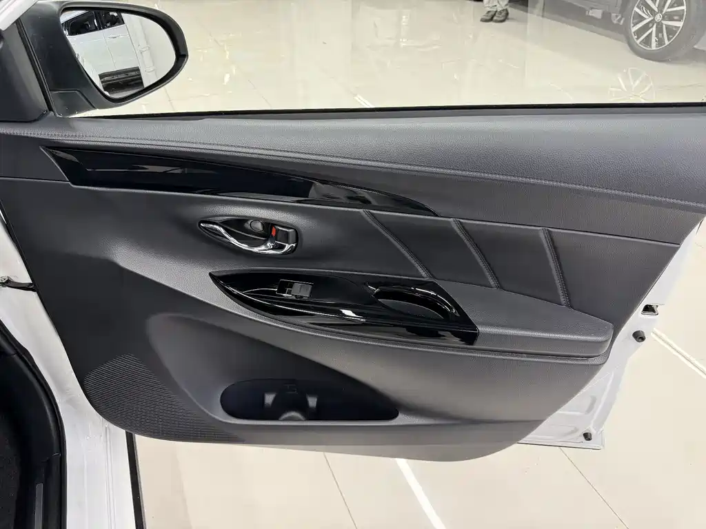 Toyota Yaris L — миниатюра 6