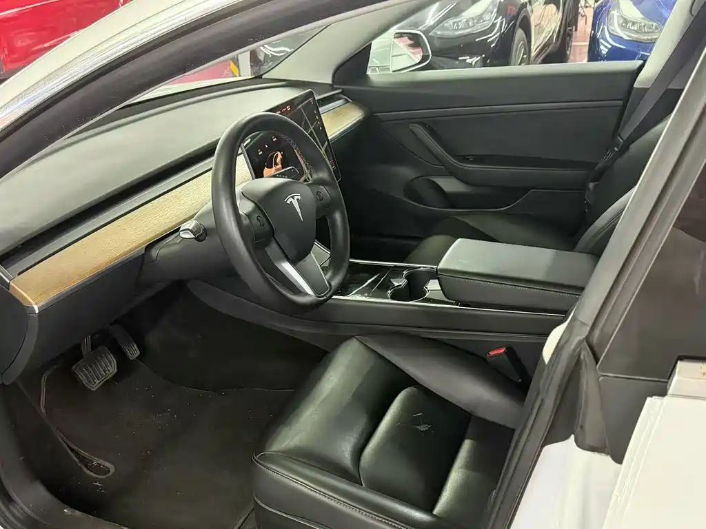 Tesla Model 3 — миниатюра 4